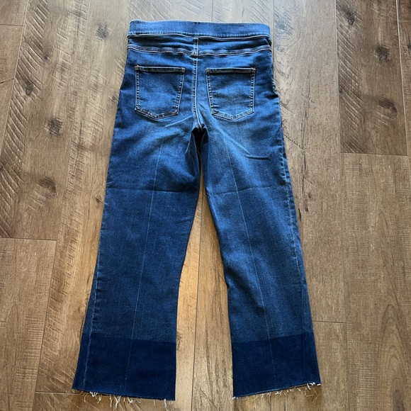 SPANX JEAN MEDIUM CONTROL DENIM FLARE CAPRI SIZE MEDIUM - Picture 5 of 7